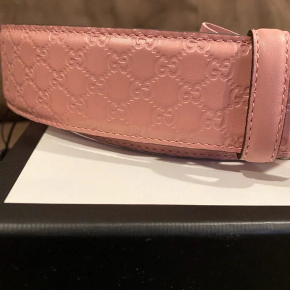 Gucci Mauve Pink Embossed Leather Women's Belt with Gold Buckle - Picture 2 of 4